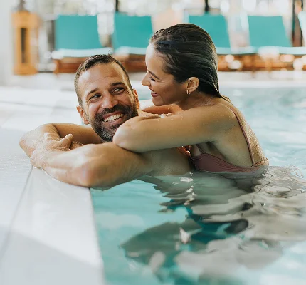 Ilustração de um casal em uma piscina