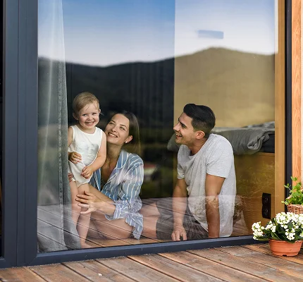 Ilustração de uma família feliz morando no Ville Sainte Anne