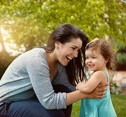 Ilustração de uma mulher com sua filha em meio a natureza