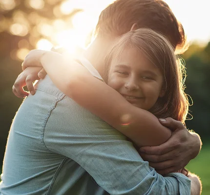 Ilustração de um pai abraçando sua filha