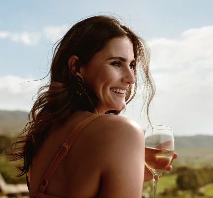 Ilustração de uma mulher tomando uma taça de vinho