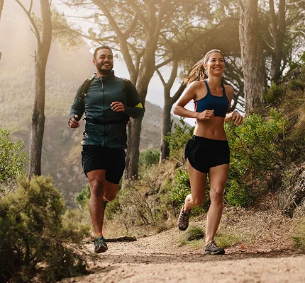 Ilustração de duas pessoas correndo em meio a natureza